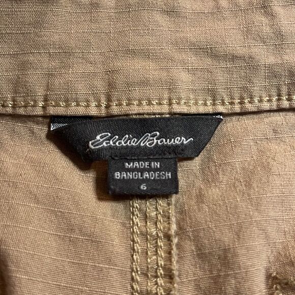 eddie Bauer tan four pockets belt loops embellished sides 4 1/2” length SZ 6 - Picture 6 of 11